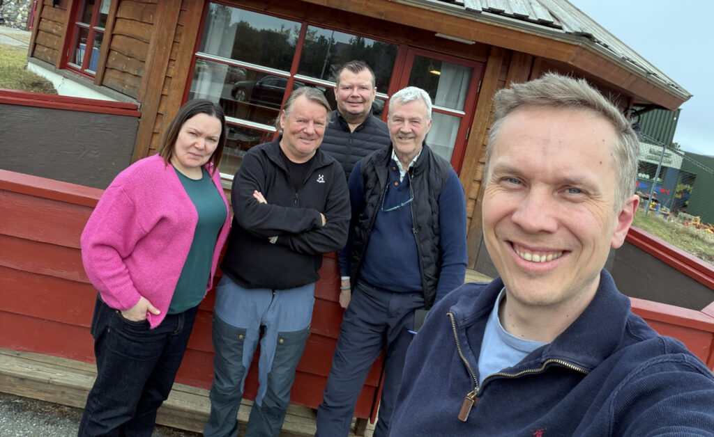 Fra høyre: KI-mentor Håvard Wannebo sammen med Fred Eliassen, redaktør Bård Eriksen, Per-Inge Finnesen og Stina Johnsen i NordSalten Avis.
