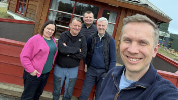 Fra høyre: KI-mentor Håvard Wannebo sammen med Fred Eliassen, redaktør Bård Eriksen, Per-Inge Finnesen og Stina Johnsen i NordSalten Avis.