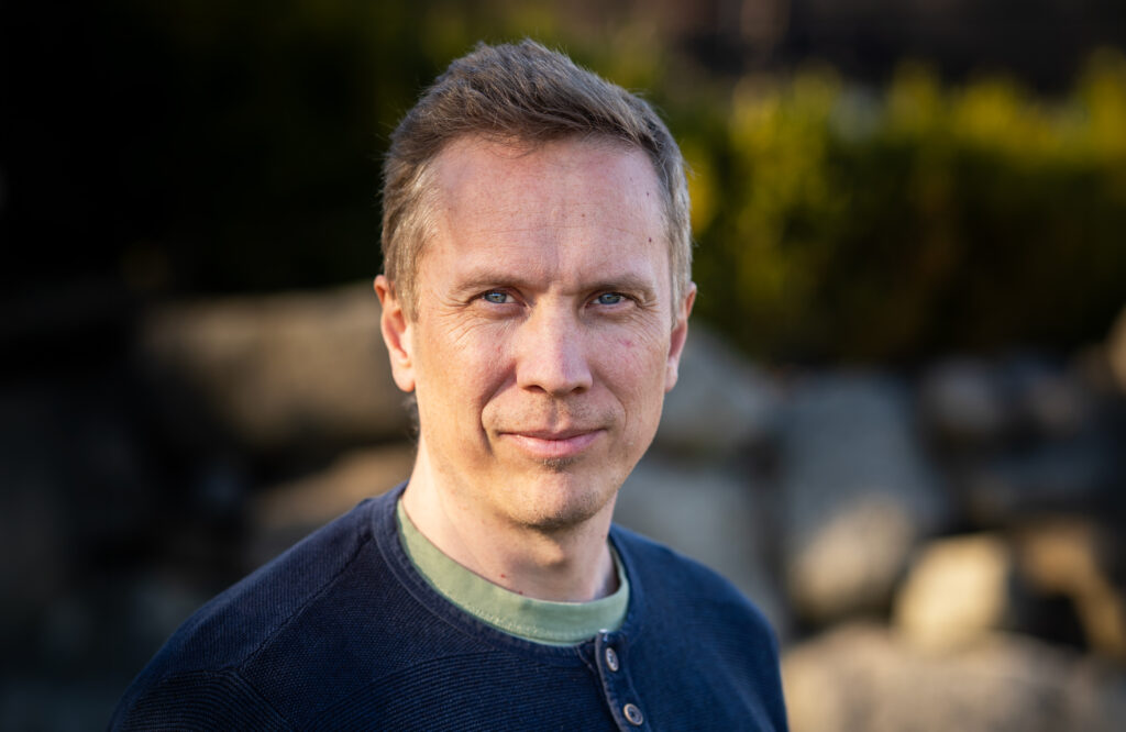 Håvard Wannebo er ansatt som KI-mentor for LLA-avisene.
